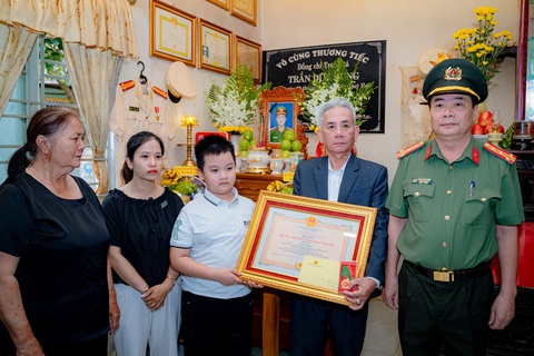 Truy tặng Huân chương Bảo vệ Tổ quốc cho phó trưởng công an phường ở Huế hy sinh- Ảnh 1. Công an tỉnh Thừa Thiên Huế trao Huân chương Bảo vệ Tổ quốc cho thân nhân trung tá Trần Duy Hùng - phó trưởng Công an phường Thủy Vân (thành phố Huế) - hy sinh trong lúc làm nhiệm vụ - Ảnh: TRẦN HỒNG