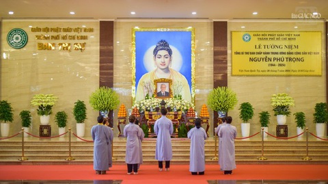 Các Phật tử dâng hương tưởng niệm Tổng bí thư Nguyễn Phú Trọng tại Việt Nam Quốc Tự - Ảnh: Giác Ngộ Online Các phật tử dâng hương tưởng niệm Tổng bí thư Nguyễn Phú Trọng - Ảnh: Giác Ngộ Online