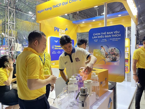 PVcomBank ra mắt sản phẩm tín dụng cho doanh nghiệp dệt may- Ảnh 2. Nhân viên PVcomBank sẵn sàng tư vấn cho các doanh nghiệp, cá nhân có nhu cầu