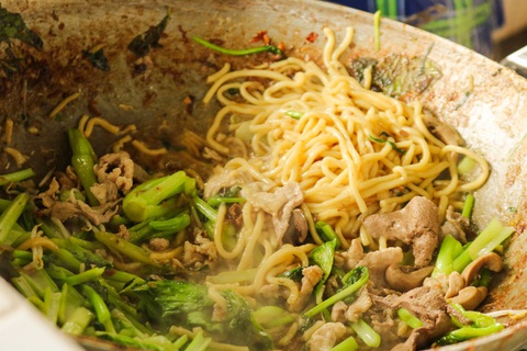 Món mì bà Hơ với công thức nêm nếm tạo ra sự đặc trưng của quán - Ảnh: ĐĂNG KHƯƠNG Sợi mì Phúc Kiến ở quán mì bà Hơ có gì mà khách nhớ suốt 70 năm- Ảnh 2.