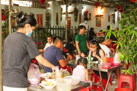 Vào những ngày cuối tuần, quán bán thường xuyên hết bàn và bán hết sớm - Ảnh: ĐĂNG KHƯƠNG Vào những ngày cuối tuần, quán thường xuyên hết bàn và bán hết sớm - Ảnh: ĐĂNG KHƯƠNG