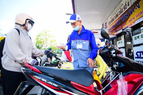 Bộ Công Thương đảm bảo nguồn cung xăng dầu, thương nhân phân phối có dấu hiệu vi phạm- Ảnh 1. Khách hàng đang đổ xăng tại một đại lý kinh doanh xăng dầu ở TP.HCM - Ảnh: QUANG ĐỊNH