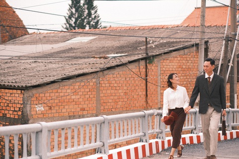 Xao xuyến với bộ ảnh cưới chụp tại ‘vương quốc’ lò gạch trăm năm ở miền Tây- Ảnh 5. Nụ cười hạnh phúc của anh Luyện và chị Oanh nắm tay nhau dạo trên cung đường quê quanh các lò gạch gốm thân thuộc - Ảnh: NVCC