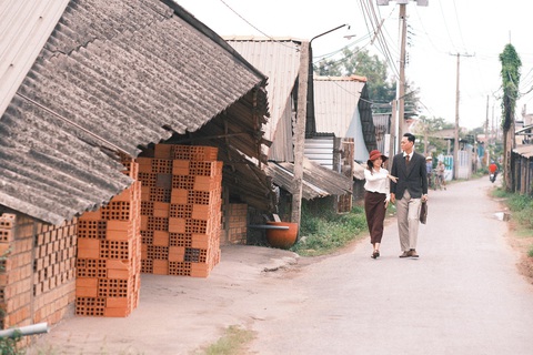Xao xuyến với bộ ảnh cưới chụp tại ‘vương quốc’ lò gạch trăm năm ở miền Tây- Ảnh 4. Chụp ảnh cưới với