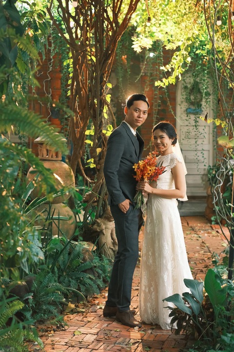 Xao xuyến với bộ ảnh cưới chụp tại ‘vương quốc’ lò gạch trăm năm ở miền Tây- Ảnh 7. Cặp đôi còn tận dụng không gian xanh của Mekong Pottery homestay (huyện Long Hồ, tỉnh Vĩnh Long) để tạo nên bộ ảnh cưới theo phong cách riêng đậm chất miền Tây - Ảnh: NVCC