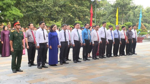 Tây Ninh làm lễ truy điệu và an táng 172 hài cốt liệt sĩ- Ảnh 1. Các vị lãnh đạo, đại diện ban ngành các cấp tham dự lễ truy điệu và an táng hài cốt liệt sĩ tổ chức sáng nay tại tỉnh Tây Ninh - Ảnh: CÔNG ĐIỀU