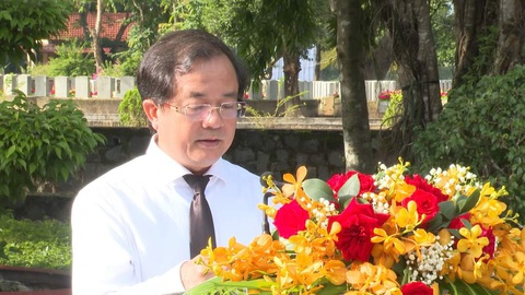 Tây Ninh làm lễ truy điệu và an táng 172 hài cốt liệt sĩ- Ảnh 5. Ông Nguyễn Hồng Thanh - phó chủ tịch UBND tỉnh Tây Ninh - đọc điếu văn tại lễ truy điệu - Ảnh: CÔNG ĐIỀU