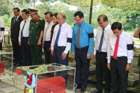 Tây Ninh làm lễ truy điệu và an táng 172 hài cốt liệt sĩ- Ảnh 7. Buổi lễ được tổ chức trang trọng với sự tham dự của đại diện lãnh đạo Đảng, nhân dân Campuchia - Ảnh: GIAI THỤY