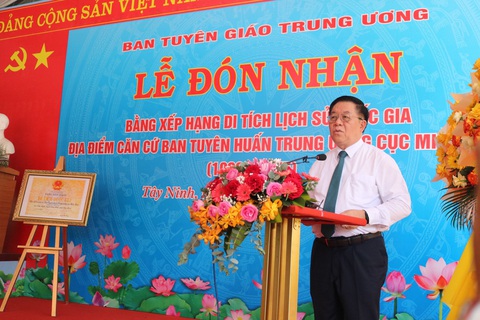 Ông Nguyễn Trọng Nghĩa - trưởng Ban Tuyên giáo Trung ương - phát biểu tại lễ công nhận di tích quốc gia (ảnh phải) - Ảnh: CÔNG ĐIỀU - GIAI THỤY Ông Nguyễn Trọng Nghĩa - trưởng Ban Tuyên giáo Trung ương - phát biểu tại lễ công nhận di tích quốc gia - Ảnh: GIAI THỤY