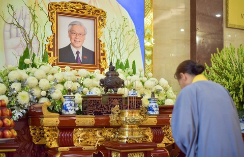 Phật tử thắp hương tưởng niệm Tổng bí thư Nguyễn Phú Trọng tại Việt Nam Quốc Tự - Ảnh: Giác Ngộ Online Thắp hương tưởng niệm Tổng bí thư Nguyễn Phú Trọng tại Việt Nam Quốc Tự - Ảnh: Giác Ngộ Online