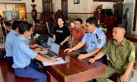 Kiểm tra quán cơm ở Khánh Hòa bị khách tố ‘chặt chém’, chủ cơ sở vắng mặt- Ảnh 3. Đội quản lý thị trường số 2 kiểm tra quán ăn bị khách tố