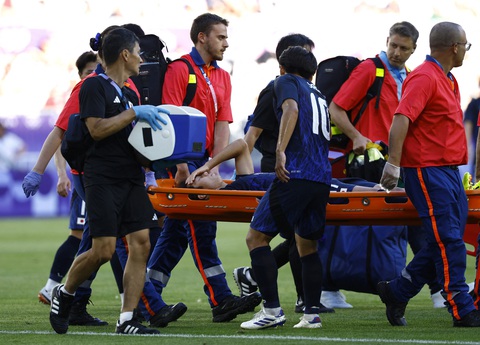 Olympic Nhật Bản đại thắng 5-0 trước Paraguay trong ngày ra quân- Ảnh 2. Hirakawa phải rời sân sau pha phạm lỗi nguy hiểm của đối phương - Ảnh: REUTERS