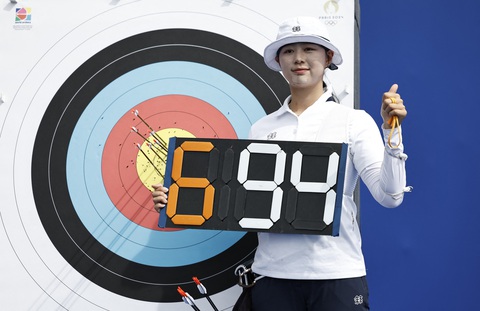 Olympic Paris 2024 chưa khai mạc, đã có kỷ lục thế giới mới- Ảnh 1. Cung thủ Lim Sihyeon được vinh danh với số điểm kỷ lục - Ảnh: REUTERS