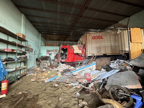 Nguyên nhân vụ xe container tông vào nhà dân làm 3 người tử vong- Ảnh 1. Hiện trường vụ xe container tông vào 6 nhà dân ở huyện Đắk Mil làm 3 người chết, 1 người bị thương - Ảnh: TRUNG TÂN
