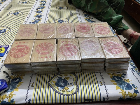 Cô gái 19 tuổi vận chuyển 15kg ketamine, 40 bánh heroin vào Việt Nam- Ảnh 2. Tang vật 40 bánh heroin - Ảnh: PHƯỚC TRUNG