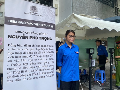 Tình nguyện viên thủ đô hỗ trợ hướng dẫn người dân làm thủ tục vào viếng tang lễ - Ảnh: HÀ THANH Sắp xếp để người dân vào viếng Tổng Bí thư Nguyễn Phú Trọng từ 18h chiều nay- Ảnh 3.