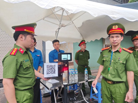 Lực lượng an ninh hướng dẫn người dân quét VNeID vào viếng lễ tang - Ảnh: D.LIỄU Sắp xếp để người dân vào viếng Tổng Bí thư Nguyễn Phú Trọng từ 18h chiều nay- Ảnh 4.