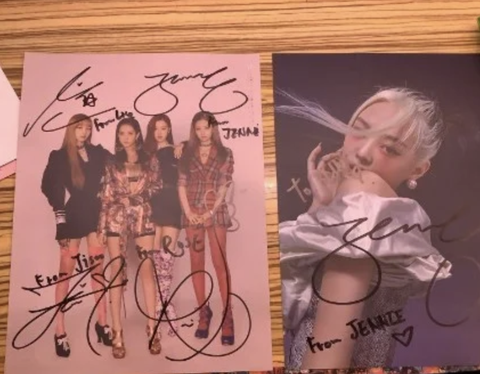 Cô gái vứt phụ kiện BlackPink của bạn trai rồi đổ lỗi 'bị OCD'- Ảnh 1. Những món sưu tầm có chữ ký của các thành viên BlackPink đã được dọn vào thùng rác vì chứng OCD.