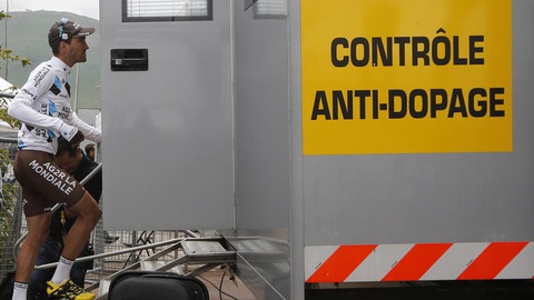 Olympic Paris 2024: Kiểm tra doping được 90%, Trung Quốc bị 'chà xát' nhiều nhất- Ảnh 1. Một tay đua xe đạp bước vào phòng kiểm tra doping tại Tour de France mới đây - Ảnh: AFP