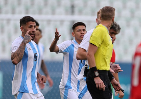 Vì sao Olympic Argentina lại mất bàn thắng, bị thua Morocco?- Ảnh 1. Các cầu thủ Argentina phân trần với trọng tài khi trở lại thi đấu và bị hủy bàn thắng - Ảnh: REUTERS