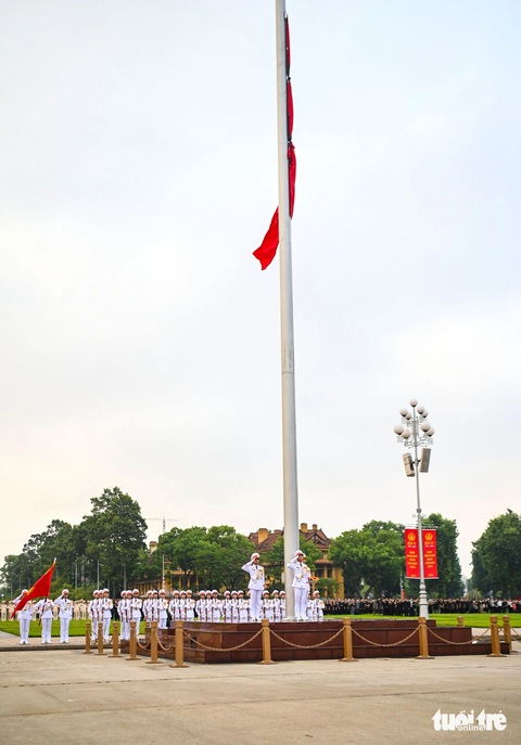 Quốc kỳ với dải băng tang đen treo rủ sẽ ở đây suốt hai ngày Quốc tang Tổng bí thư Nguyễn Phú Trọng Lễ thượng cờ rủ Quốc tang Tổng Bí thư Nguyễn Phú Trọng- Ảnh 6.