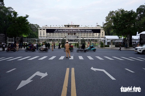 Lễ viếng Tổng Bí thư Nguyễn Phú Trọng tại Hội trường Thống Nhất: Nhớ nhà lãnh đạo đức độ, tài năng- Ảnh 36. Lễ viếng Tổng Bí thư Nguyễn Phú Trọng tại Hội trường Thống Nhất: Nhớ nhà lãnh đạo đức độ, tài năng- Ảnh 36.