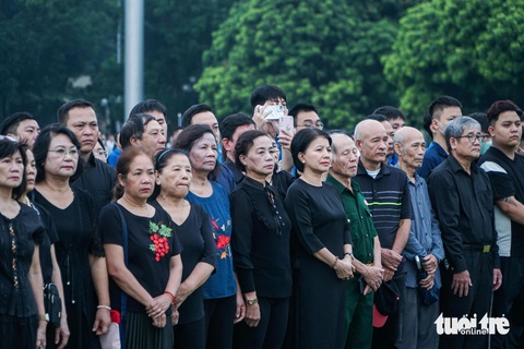 Lễ thượng cờ rủ Quốc tang Tổng Bí thư Nguyễn Phú Trọng- Ảnh 9. Rất nhiều người nghẹn ngào