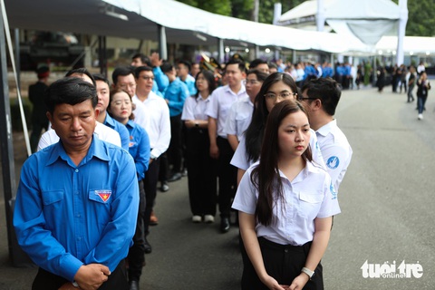 Đoàn đoàn viên, sinh viên xếp hàng vào viếng bên ngoài Hội trường Thống Nhất, TP.HCM - nơi tổ chức Quốc tang Tổng bí thư Nguyễn Phú Trọng tại khu vực miền Nam - Ảnh: PHƯƠNG QUYÊN Lễ viếng Tổng Bí thư Nguyễn Phú Trọng tại Hội trường Thống Nhất: Nhớ nhà lãnh đạo đức độ, tài năng- Ảnh 5.
