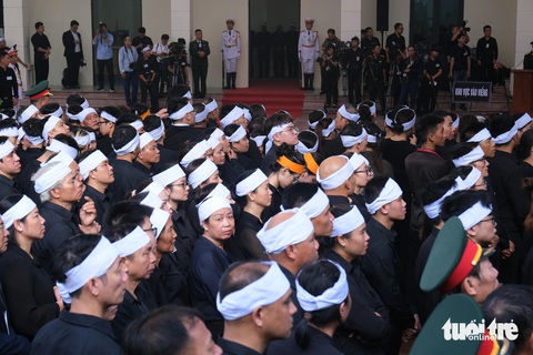 Người dân xếp hàng dài viếng Tổng Bí thư Nguyễn Phú Trọng ở Lại Đà- Ảnh 12. Người dân xếp hàng dài viếng Tổng Bí thư Nguyễn Phú Trọng ở Lại Đà- Ảnh 12.