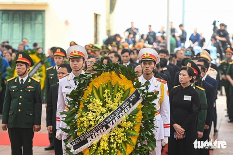 Người dân xếp hàng dài viếng Tổng Bí thư Nguyễn Phú Trọng ở Lại Đà- Ảnh 17. Người dân xếp hàng dài viếng Tổng Bí thư Nguyễn Phú Trọng ở Lại Đà- Ảnh 17.