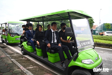 Người dân xếp hàng dài viếng Tổng Bí thư Nguyễn Phú Trọng ở Lại Đà- Ảnh 8. Người dân xếp hàng dài viếng Tổng Bí thư Nguyễn Phú Trọng ở Lại Đà- Ảnh 8.