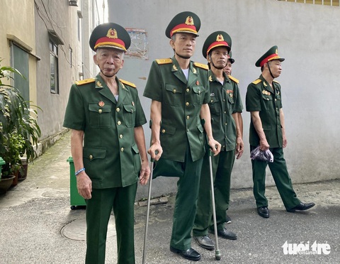 Người dân xếp hàng dài viếng Tổng Bí thư Nguyễn Phú Trọng ở Lại Đà- Ảnh 7. Người dân xếp hàng dài viếng Tổng Bí thư Nguyễn Phú Trọng ở Lại Đà- Ảnh 7.