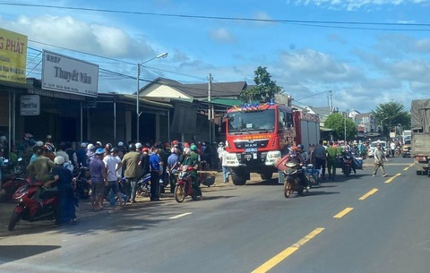 Container lao vào nhà dân ngay khu vực chợ đông đúc - Ảnh: TÂM AN Xe container lao vào nhà dân ngay khu vực chợ đông đúc - Ảnh: TÂM AN