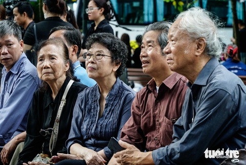 Những người bạn ở lớp văn khóa 8, trường Đại học Tổng hợp ngồi ôn lại kỷ niệm về người bạn cũ Nguyễn Phú Trọng - Ảnh: NGUYỄN HIỀN Những người bạn ở lớp Văn khóa 8, Trường đại học Tổng hợp ngồi ôn lại kỷ niệm về người bạn cũ Nguyễn Phú Trọng - Ảnh: NGUYỄN HIỀN