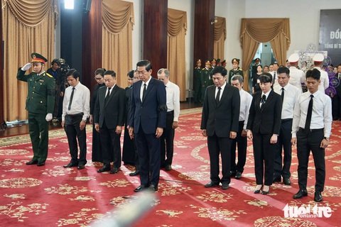 Đoàn Ủy ban Kiểm tra Trung ương kính viếng Tổng bí thư Nguyễn Phú Trọng - Ảnh: HỮU HẠNH Lễ viếng Tổng Bí thư Nguyễn Phú Trọng tại Hội trường Thống Nhất: Nhớ nhà lãnh đạo đức độ, tài năng- Ảnh 8.