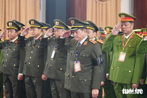 Đoàn Công an TP.HCM do trung tướng Lê Hồng Nam làm trưởng đoàn kính viếng Tổng bí thư - Ảnh: HỮU HẠNH Lễ viếng Tổng Bí thư Nguyễn Phú Trọng tại Hội trường Thống Nhất: Nhớ nhà lãnh đạo đức độ, tài năng- Ảnh 13.