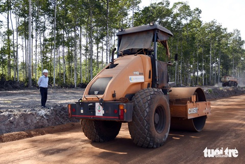 Cao tốc Biên Hòa - Vũng Tàu qua Đồng Nai: Nhà thầu thi công gặp khó- Ảnh 1. Nhà thầu thi công tại dự án thành phần 2 cao tốc Biên Hòa - Vũng Tàu đoạn qua huyện Long Thành, Đồng Nai - Ảnh: A LỘC