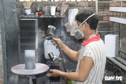 Không còn ai nhớ Tương Bình Hiệp?- Ảnh 4. Bên trong một xưởng sơn mài ở làng Tương Bình Hiệp - Ảnh: THÙY LINH