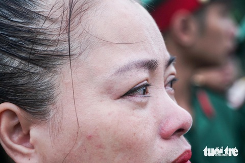 Người dân nghẹn ngào tiễn biệt Tổng Bí thư Nguyễn Phú Trọng- Ảnh 6. Người dân nghẹn ngào tiễn biệt Tổng Bí thư Nguyễn Phú Trọng- Ảnh 6.