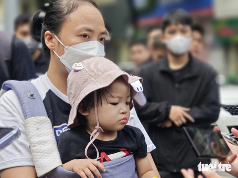 Người dân nghẹn ngào tiễn biệt Tổng Bí thư Nguyễn Phú Trọng- Ảnh 7. Người dân nghẹn ngào tiễn biệt Tổng Bí thư Nguyễn Phú Trọng- Ảnh 7.