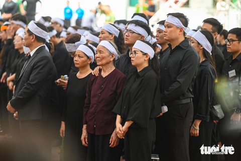Người dân nghẹn ngào tiễn biệt Tổng Bí thư Nguyễn Phú Trọng- Ảnh 9. Người dân nghẹn ngào tiễn biệt Tổng Bí thư Nguyễn Phú Trọng- Ảnh 9.