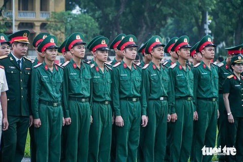 Người dân nghẹn ngào tiễn biệt Tổng Bí thư Nguyễn Phú Trọng- Ảnh 12. Cán bộ, chiến sĩ Quân đội nhân dân Việt Nam tham gia lễ thượng cờ rủ Quốc tang Tổng Bí thư ở quảng trường Ba Đình