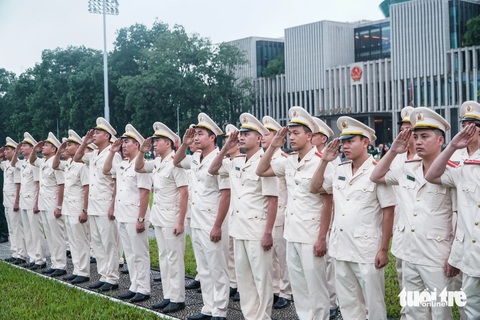 Người dân nghẹn ngào tiễn biệt Tổng Bí thư Nguyễn Phú Trọng- Ảnh 13. Người dân nghẹn ngào tiễn biệt Tổng Bí thư Nguyễn Phú Trọng- Ảnh 13.