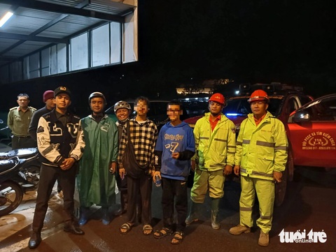 Tìm 3 du khách TP.HCM lạc trong rừng già Langbiang đêm mưa gió- Ảnh 3. 2 trong số 3 du khách được tìm thấy trong đêm - Ảnh: L.A.