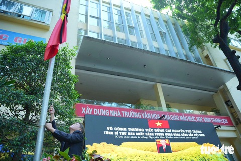 Thủ đô Hà Nội trong ngày Quốc tang Tổng Bí thư Nguyễn Phú Trọng- Ảnh 18. Trường THPT Nguyễn Gia Thiều - ngôi trường mà Tổng Bí thư Nguyễn Phú Trọng từng theo học - kéo cờ rủ trong sáng 25-7 - Ảnh: HUY ANH