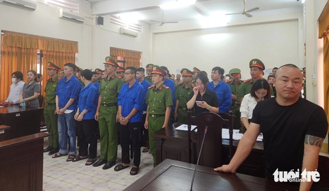 Trả hồ sơ điều tra nhóm cán bộ ngân hàng ‘cướp tài sản’ để thu hồi nợ- Ảnh 1. Bị cáo Lê Huy An (hàng đầu từ phải sang, mang kính) đã chỉ đạo đàn em bao vây cướp xe để thu hồi nợ - Ảnh: BỬU ĐẤU