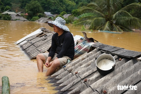 Nồi cơm nấu dở chưa kịp ăn của người dân bản Phé, xã Tông Cọ, huyện Thuận Châu (Sơn La) - Ảnh: VŨ TUẤN Nồi cơm nấu dở của người dân bản Phé, xã Tông Cọ, huyện Thuận Châu (Sơn La) - Ảnh: VŨ TUẤN