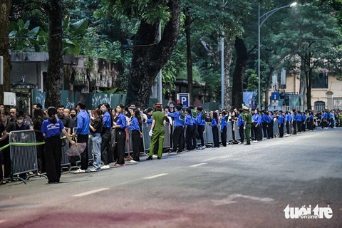 Trời càng tối dòng người xếp hàng chờ được vào viếng Tổng Bí thư càng thêm dài hơn - Ảnh: NAM TRẦN Trời càng tối, dòng người xếp hàng chờ được vào viếng Tổng Bí thư càng thêm dài hơn - Ảnh: NAM TRẦN