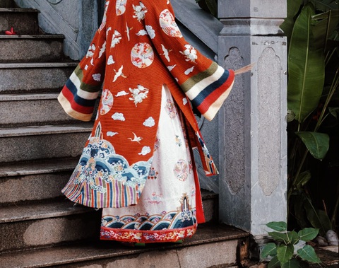 Nếu nhìn kỹ, bạn mới thấy được những đường đan móc nối tiếp nhau trên tà áo Nhật Bình - Ảnh: NVCC Nếu nhìn kỹ, bạn mới thấy được những đường đan móc nối tiếp nhau trên tà áo nhật bình - Ảnh: NVCC
