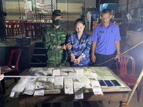 Cô gái 19 tuổi vận chuyển 15kg ketamine, 40 bánh heroin vào Việt Nam- Ảnh 1. Nhi cùng tang vật 15kg ma túy đá và 2kg nước vui - Ảnh: PHƯỚC TRUNG
